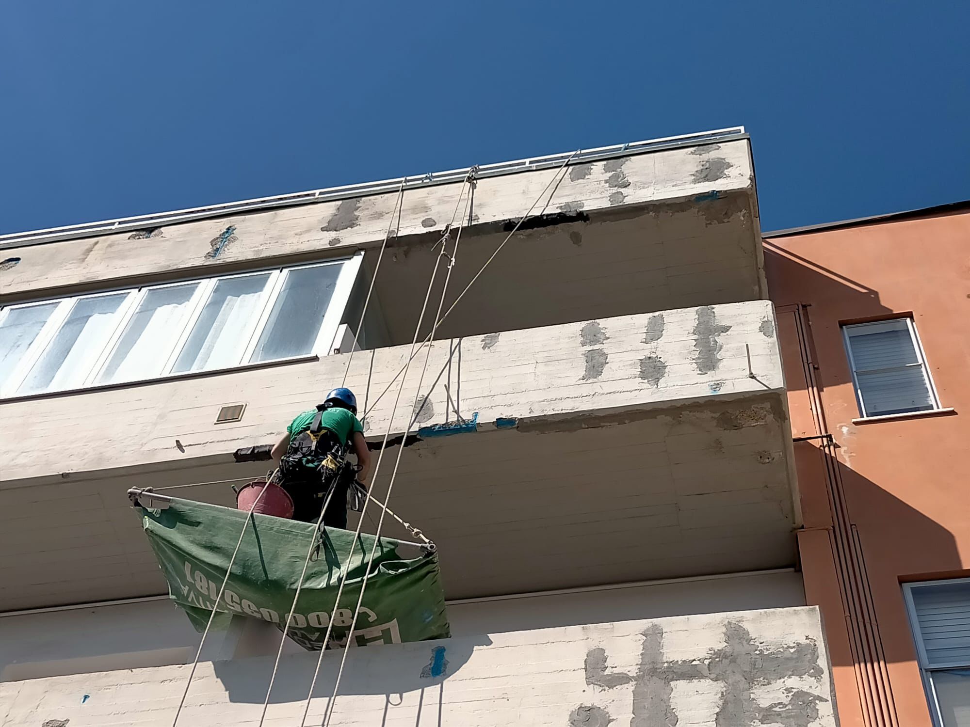 <p>Riparazione dei frontalini dei balconi pericolanti condominiali</p>
