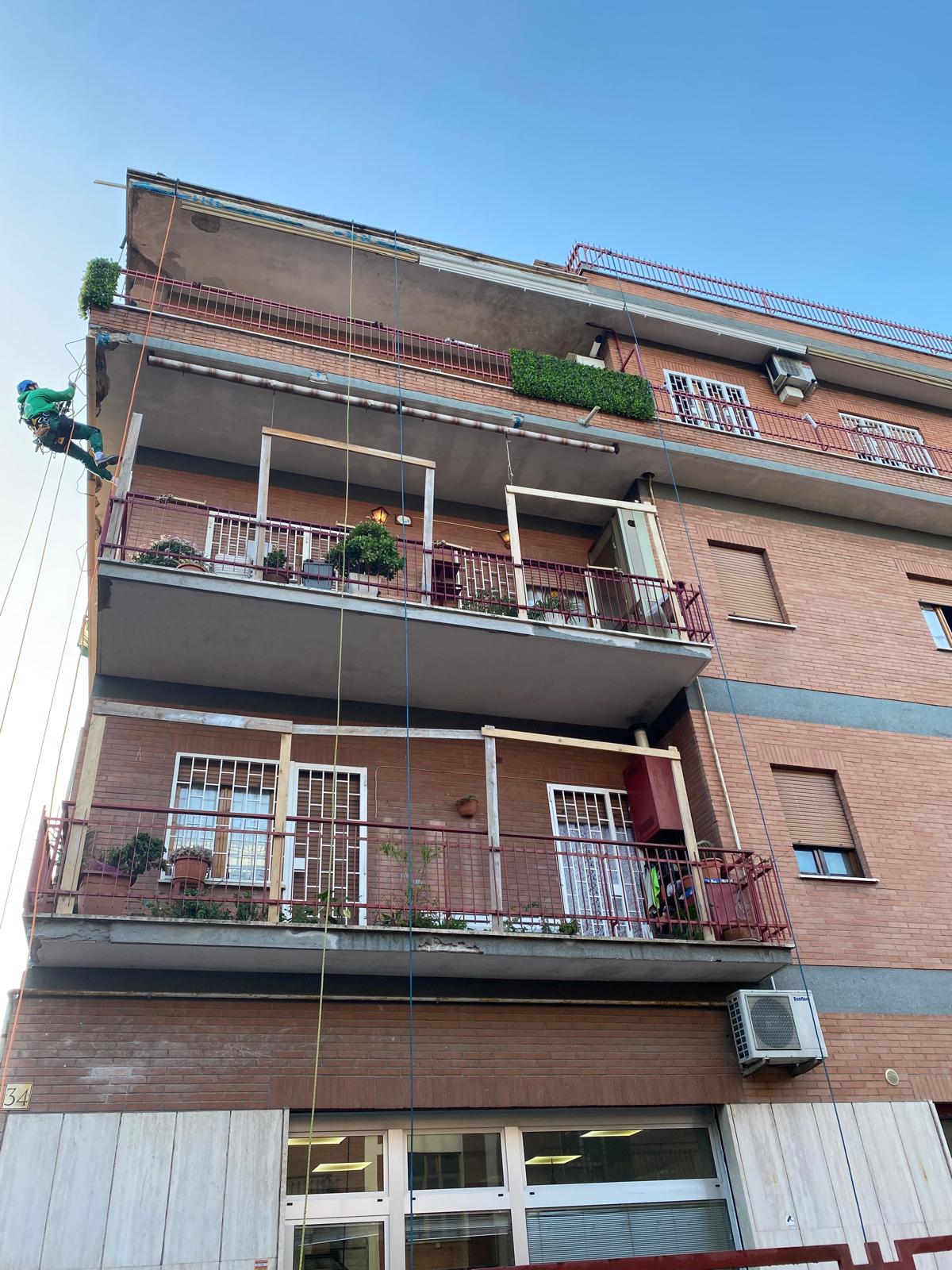 <p>distacco-intonaco-sotto-balcone</p>
